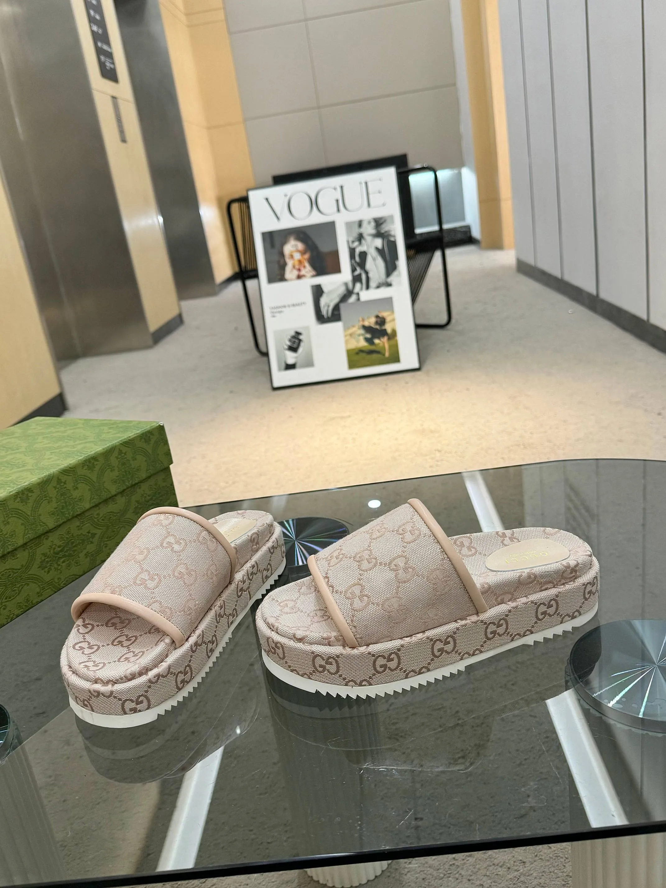 👟👟Ex-factory price 400👟👟 Shipped all year round, Gucci's latest limited edition thick-soled slippers. Top quality for sale. Purchase genuine product for development. The material and workmanship are consistent with the original. Upper: original special printing process. Lining: dyed sheepskin. Outsole: Italian private model outsole. Size: 35-43M standard size. 41, 42, 43 are also customized and cannot be returned. Sole thickness: 5.5cm. Forefoot 4cm.